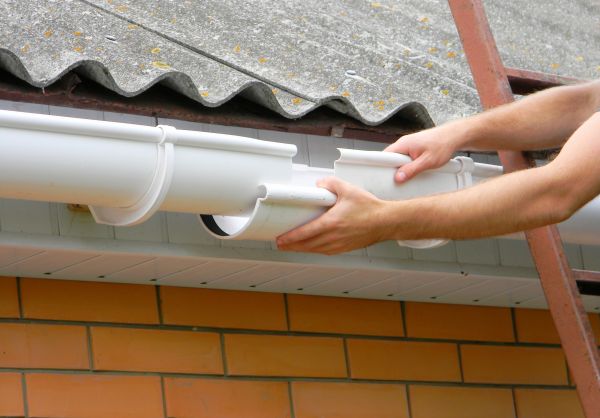 Gutter Hanging in Niles